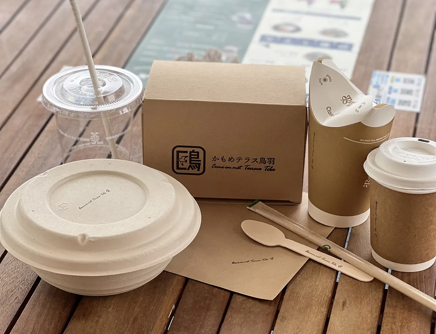 コーヒカップ・ストロー（紙製）、スプーン（木製）、どんぶり（竹バガス製）、コップ（植物性プラスチック）