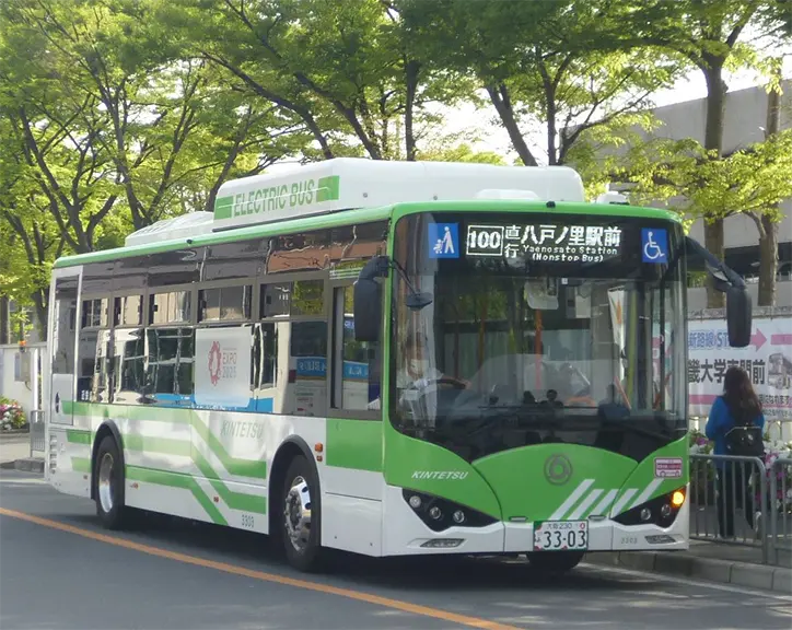 近畿大学東門前に停車中の大型電気バス