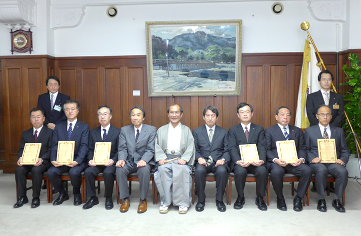 京都市役所での表彰式