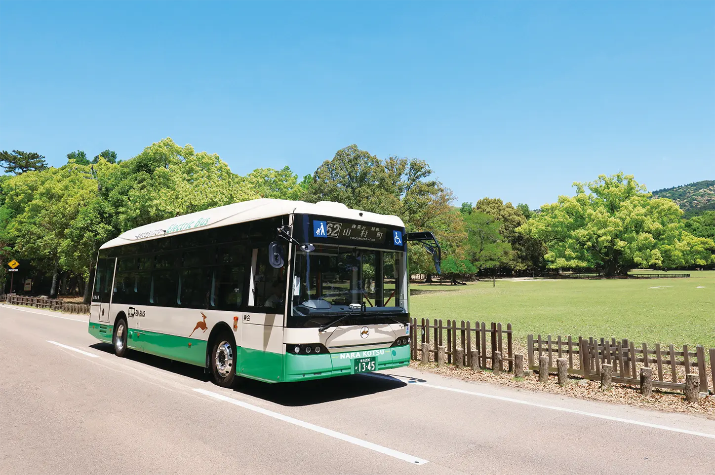 奈良公園を走る大型電気（EV）バス