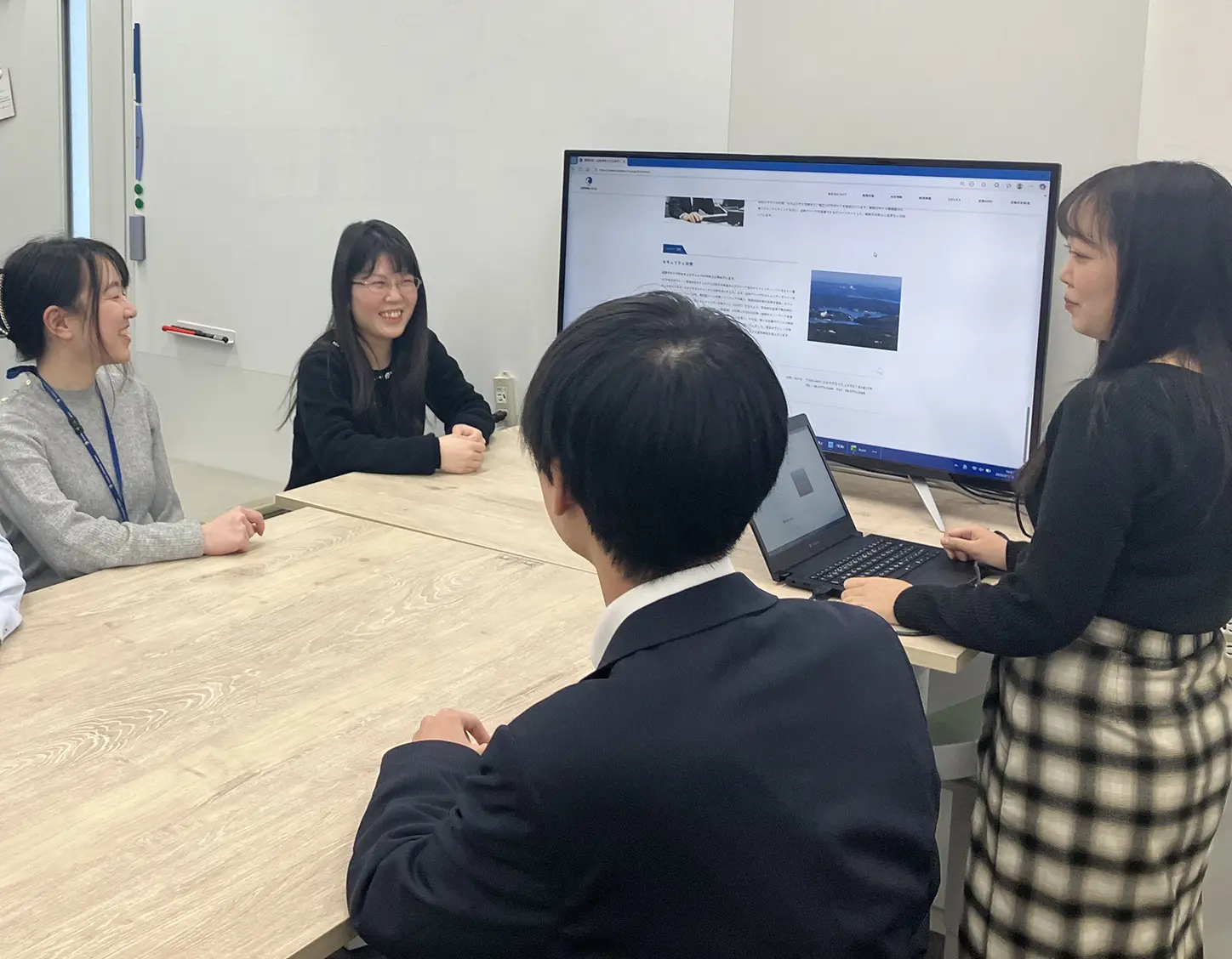 若手社員同士の打合せ