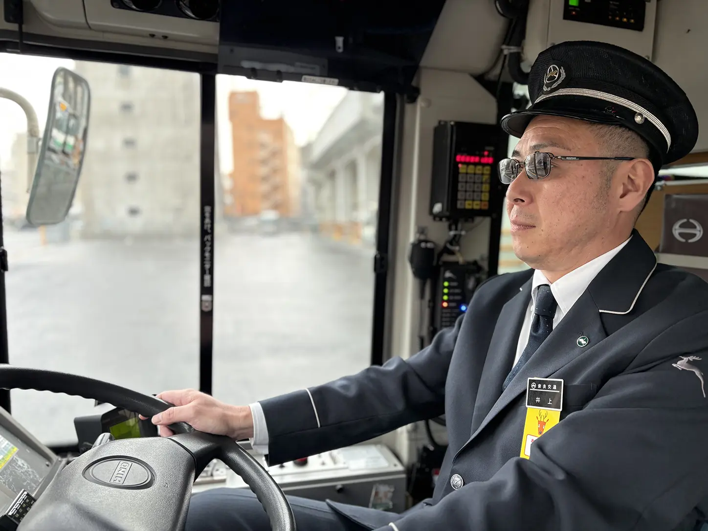 保護メガネを着用するバス運転者