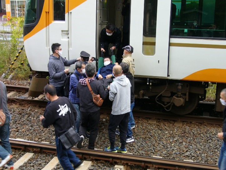 列車から避難する参加者