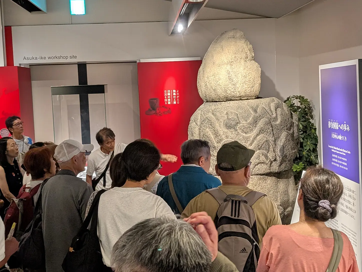修復壁画特別見学ツアーの様子