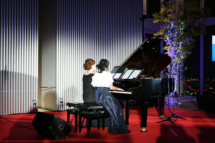 展望台でピアノを演奏する当選者