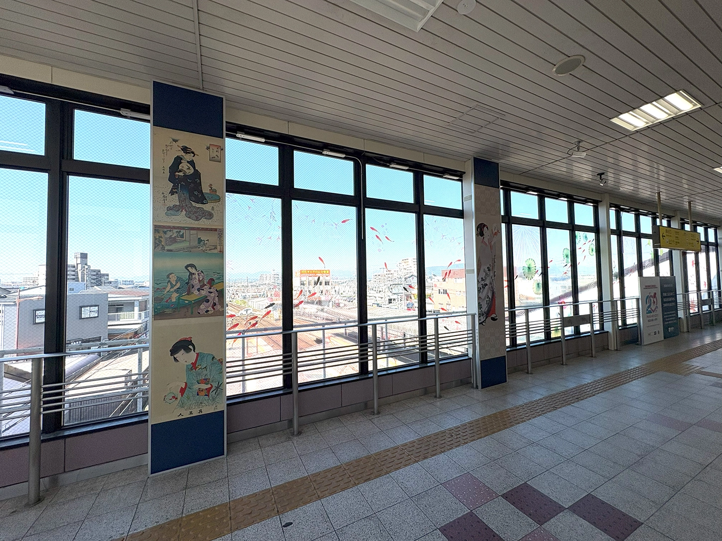 金魚モチーフの装飾（近鉄弥富駅）