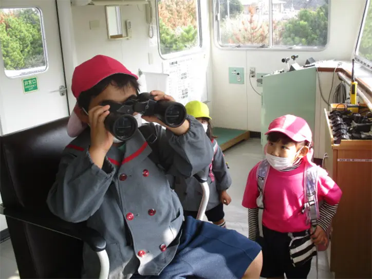 双眼鏡で外を眺める様子