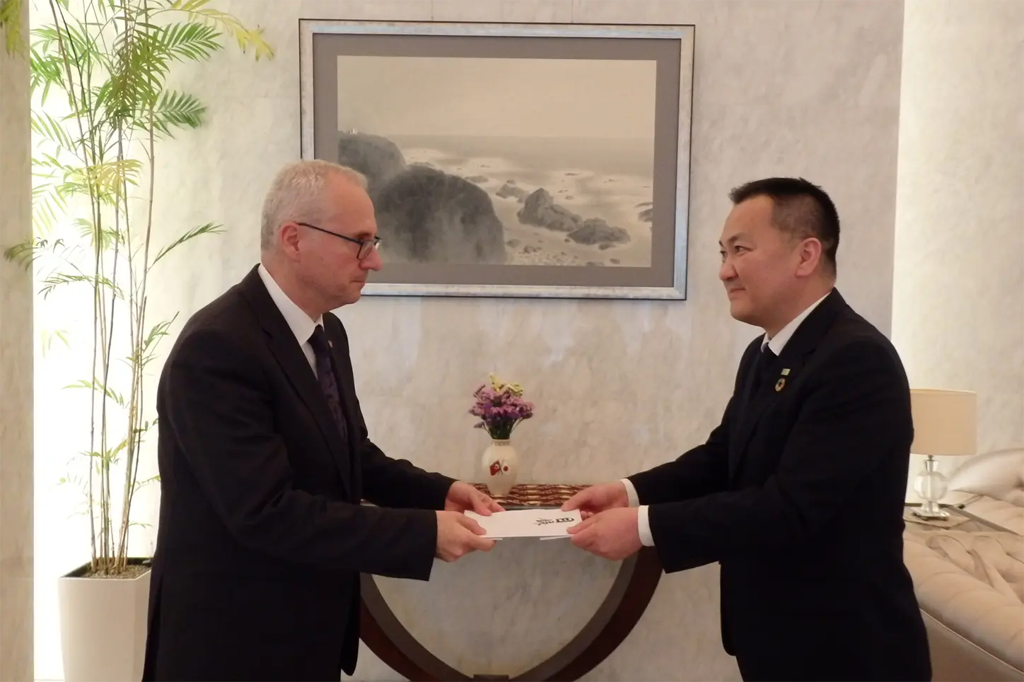 トルコ共和大使館にて目録贈呈時の様子